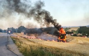 Ballenpresse in Vollbrand