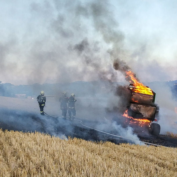 Ballenpresse in Vollbrand