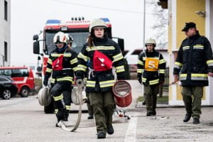 Feuerwehrmänner bei Übung