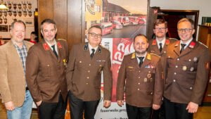 Feuerwehrmänner vor Plakat