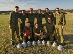 Bewerbsgruppe mit Pokal