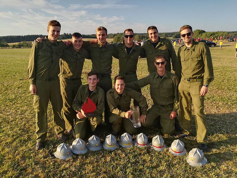 Bewerbsgruppe mit Pokal