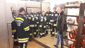 Feuerwehrmänner in Fleischerei