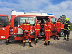 Feuerwehrmänner vor Feuerwehrauto