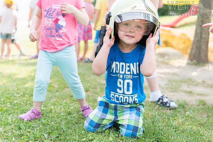Kinder spielen mit Helm