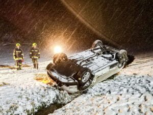 Unfallfahrzeug im Schnee