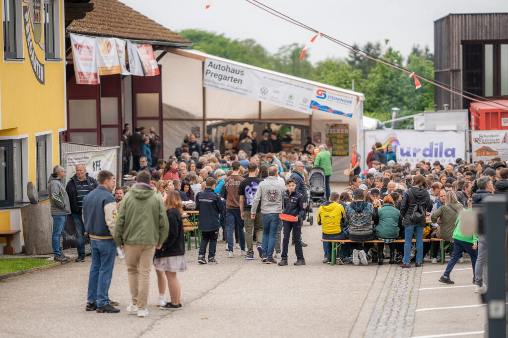 Menschen beim Frühshoppen